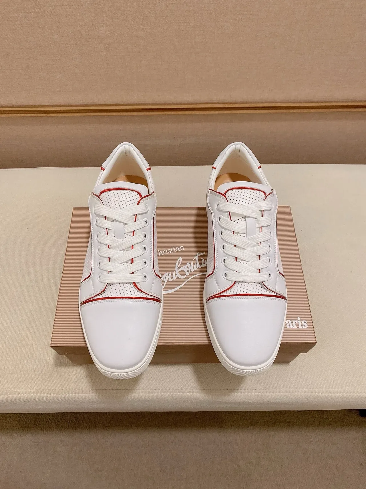 Christian Louboutin Louis Junior Blanc Rouge Cuir Perforé Brillant Capuchon de Talon Sneakers Lifestyle 7