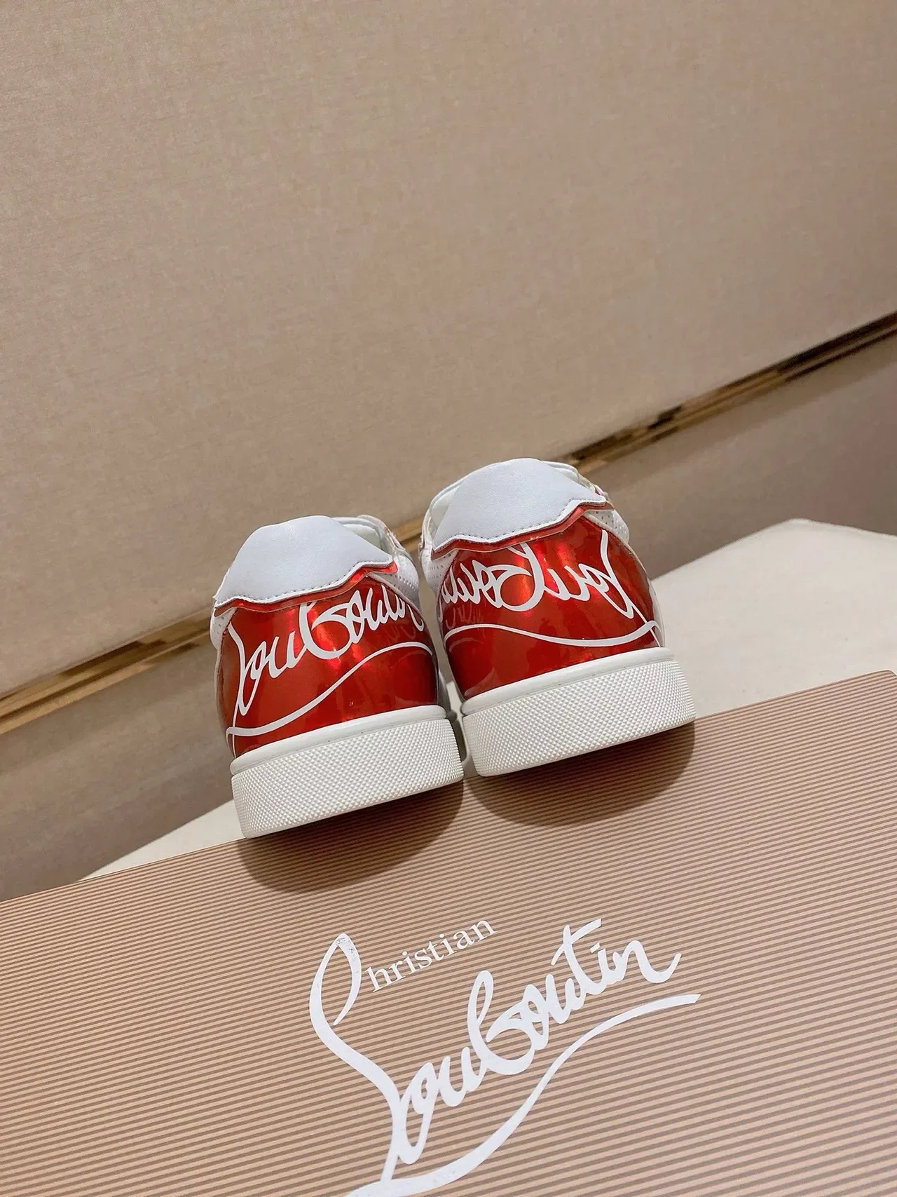Christian Louboutin Louis Junior Blanc Rouge Cuir Perforé Brillant Capuchon de Talon Sneakers Lifestyle 8