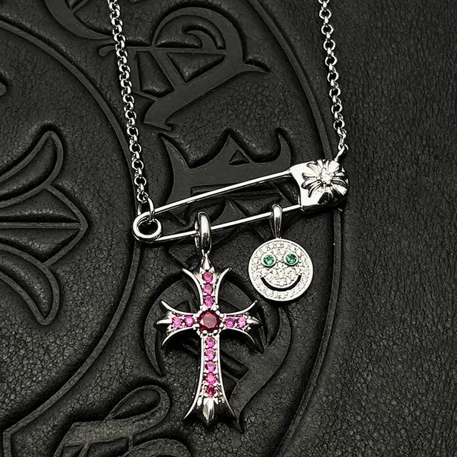 Chrome Hearts Collier avec Pendentif Pin de Sécurité avec Croix et Smiley 2