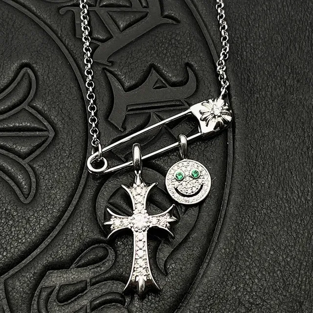 Chrome Hearts Collier avec Pendentif Pin de Sécurité avec Croix et Smiley 3