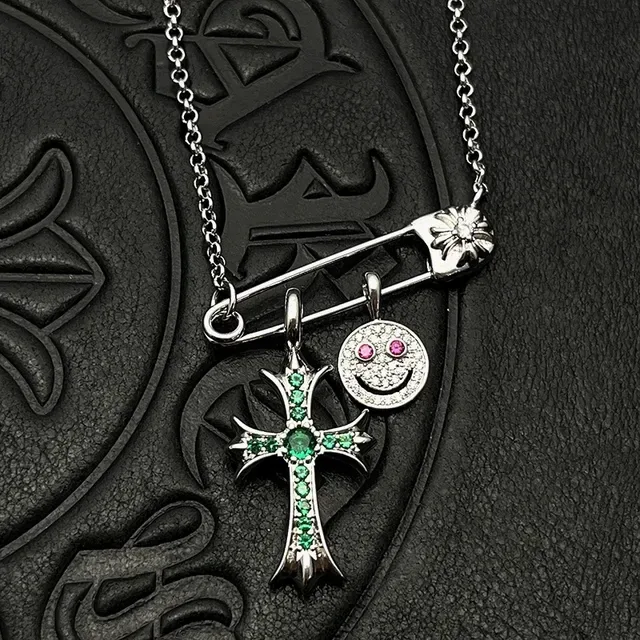 Chrome Hearts Collier avec Pendentif Pin de Sécurité avec Croix et Smiley 4