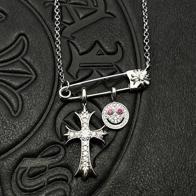 Chrome Hearts Collier avec Pendentif Pin de Sécurité avec Croix et Smiley 5