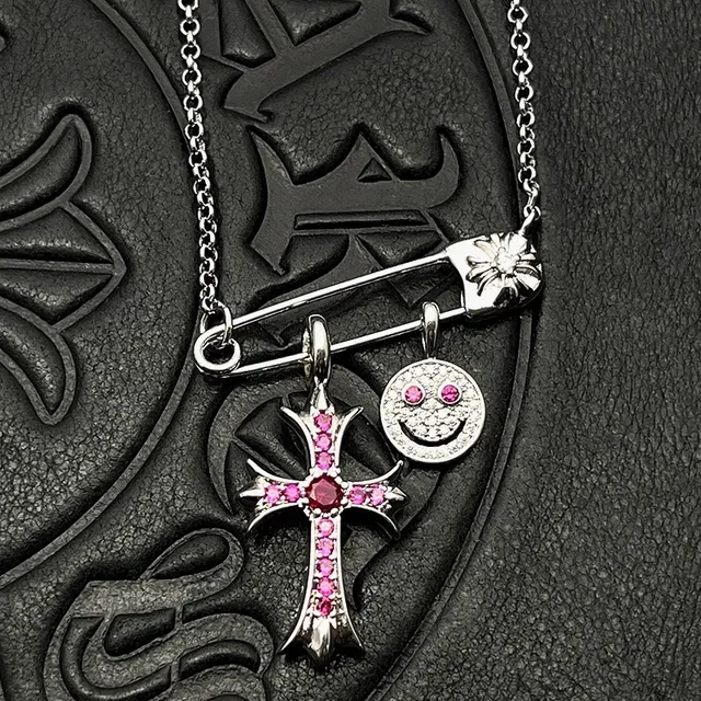 Chrome Hearts Collier avec Pendentif Pin de Sécurité avec Croix et Smiley 6