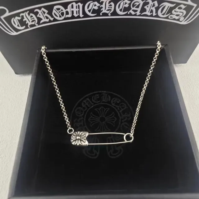 Chrome Hearts Colar com pingente de pin de segurança floral 9