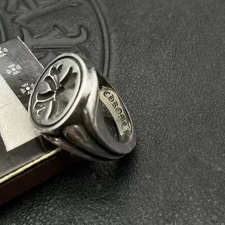 Chrome Hearts Anel prateado com rosto oval gravado motivo de cruz 5