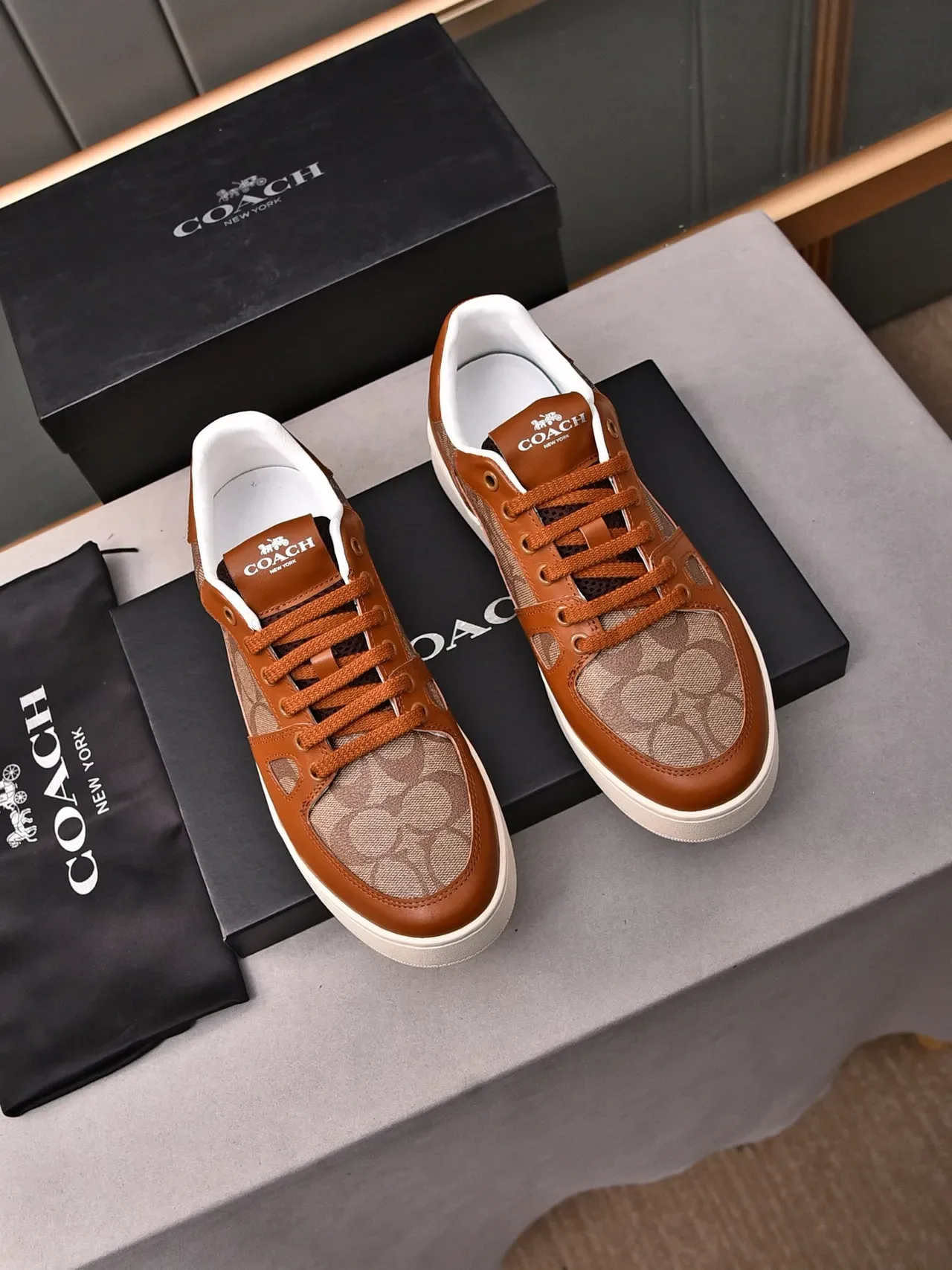 Coach Marrom Bege Monogram Canvas Panel Couro Tan Overlays Lifestyle Sneakers 2