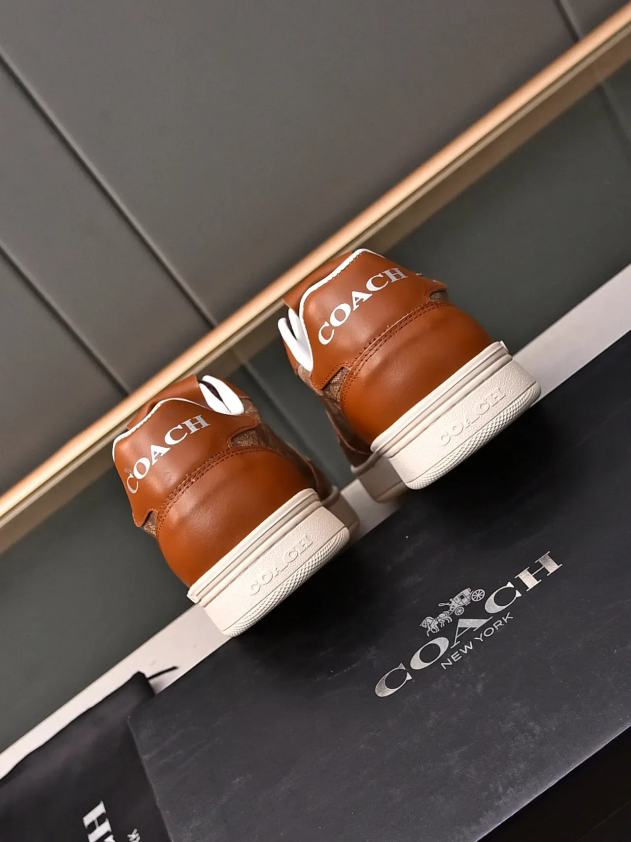 Coach Marrom Bege Monogram Canvas Panel Couro Tan Overlays Lifestyle Sneakers 3