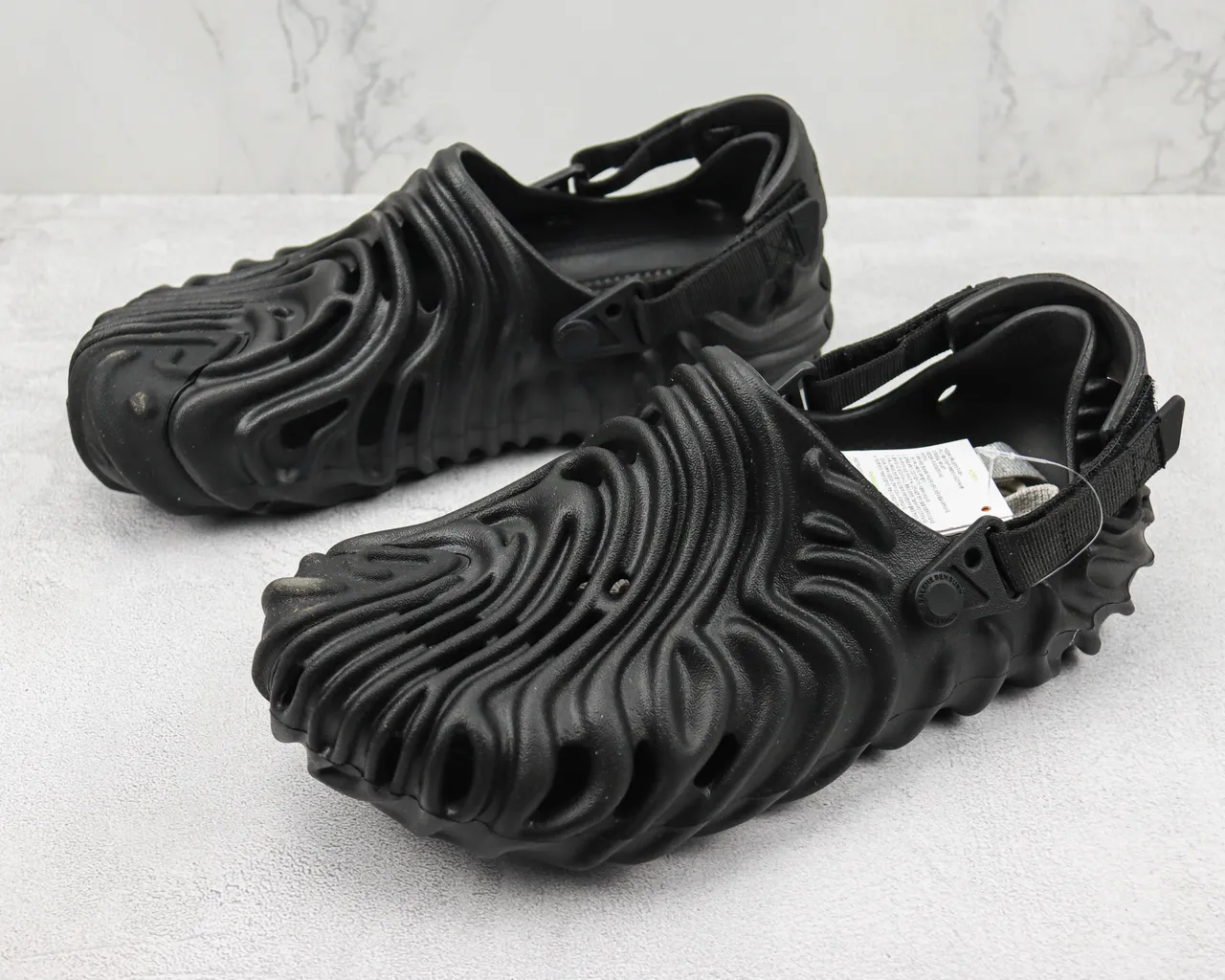 Crocs كلوج أسود رغوة مطبوخة تجاعيد موجية منحوتة 4