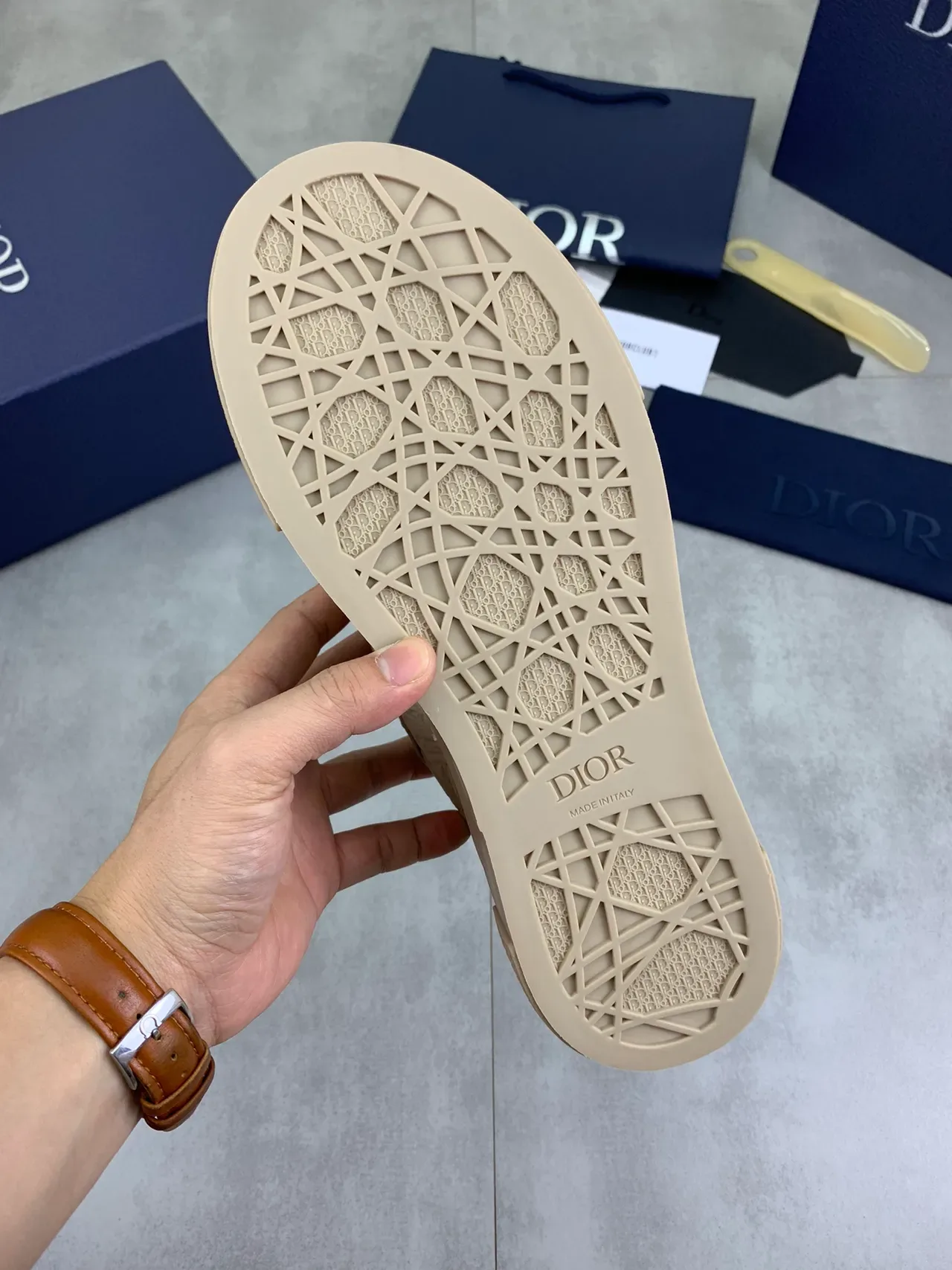 Dior B23 Beige Monogramme Oblique Embossé Sneakers Lifestyle 3