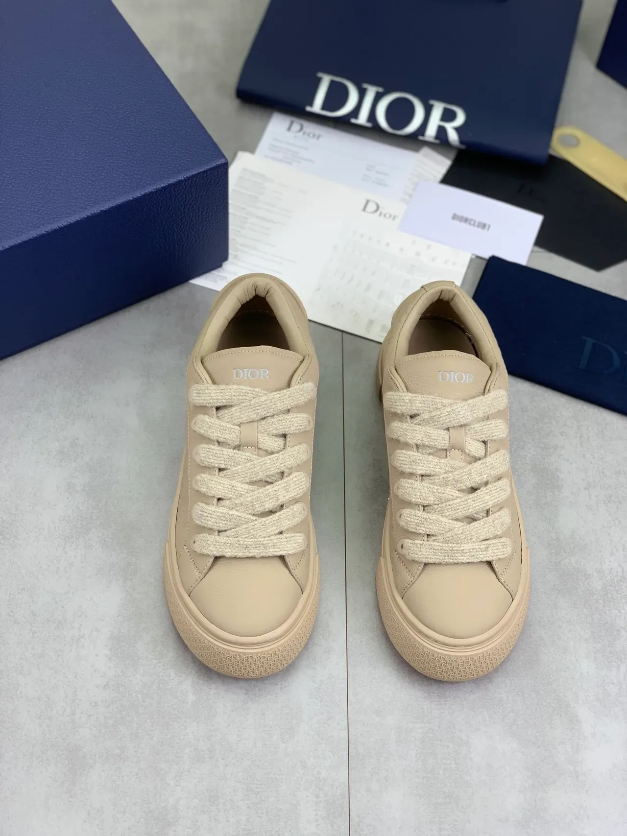 Dior B23 Beige Monogramme Oblique Embossé Sneakers Lifestyle 4