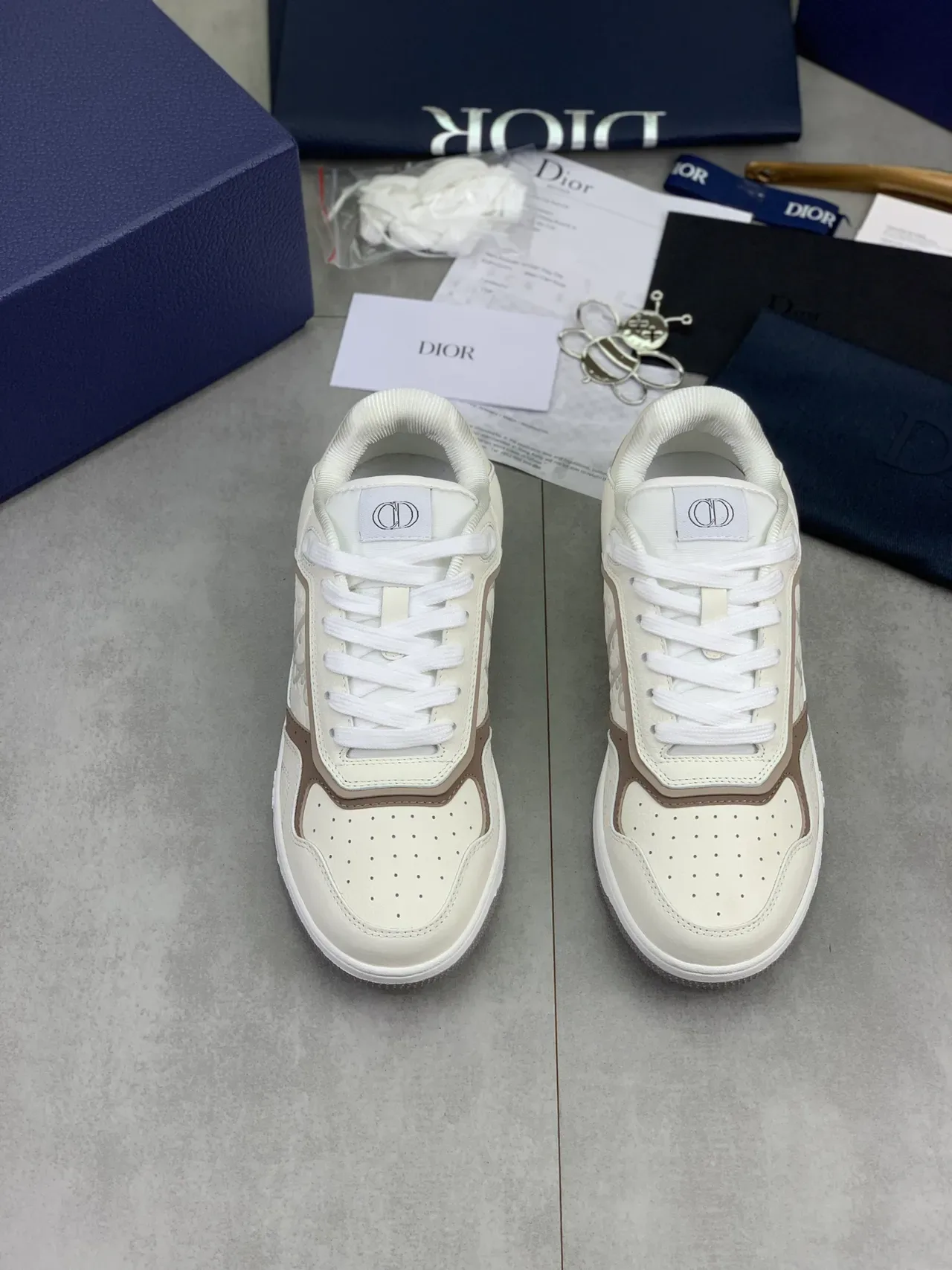 Dior B23 Off-White et Taupe Sneakers Lifestyle 4