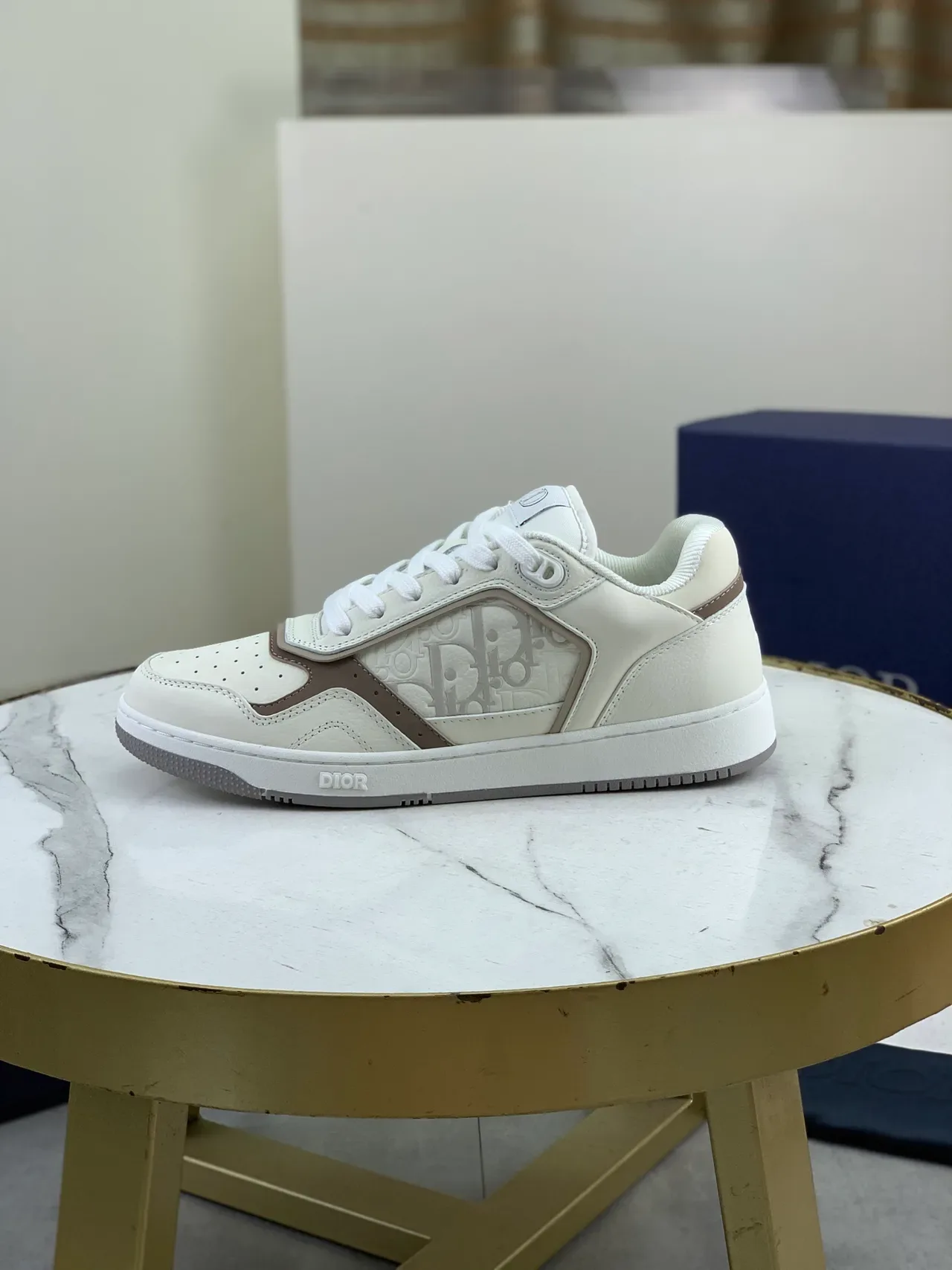 Dior B23 Off-White et Taupe Sneakers Lifestyle 5