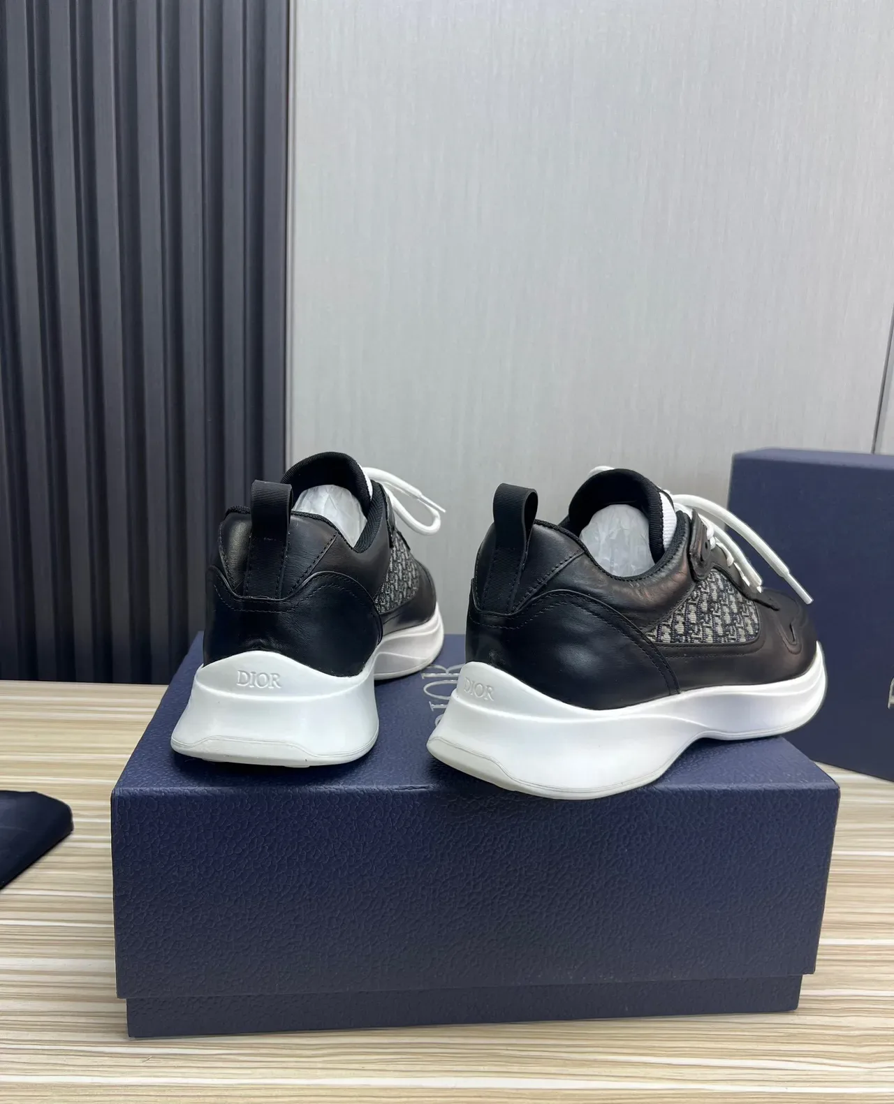 Dior Sneakers Lifestyle Noir Blanc Cuir et Monogram Textile Semelle Plateforme Sculptée 5