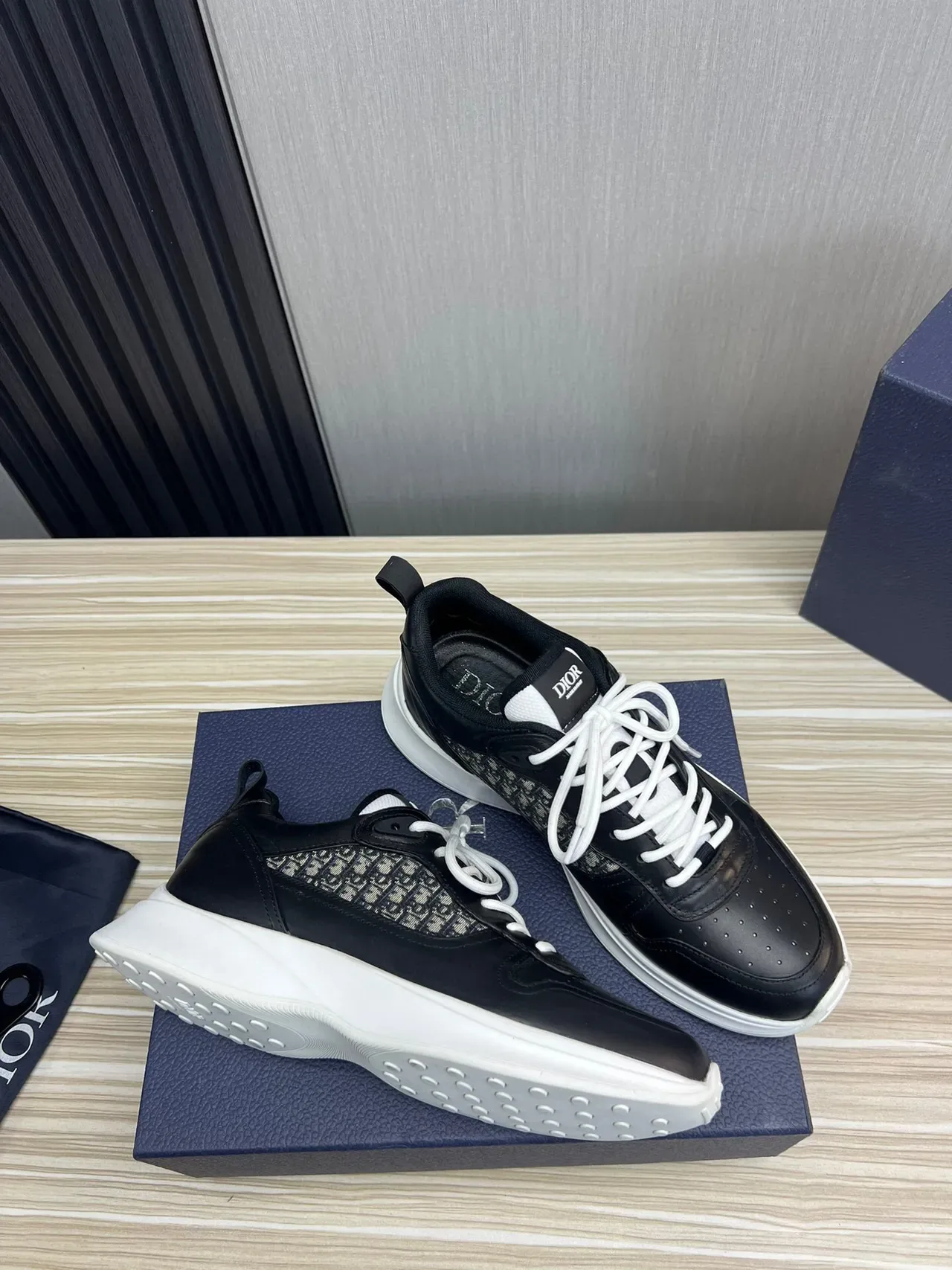 Dior Sneakers Lifestyle Noir Blanc Cuir et Monogram Textile Semelle Plateforme Sculptée 6
