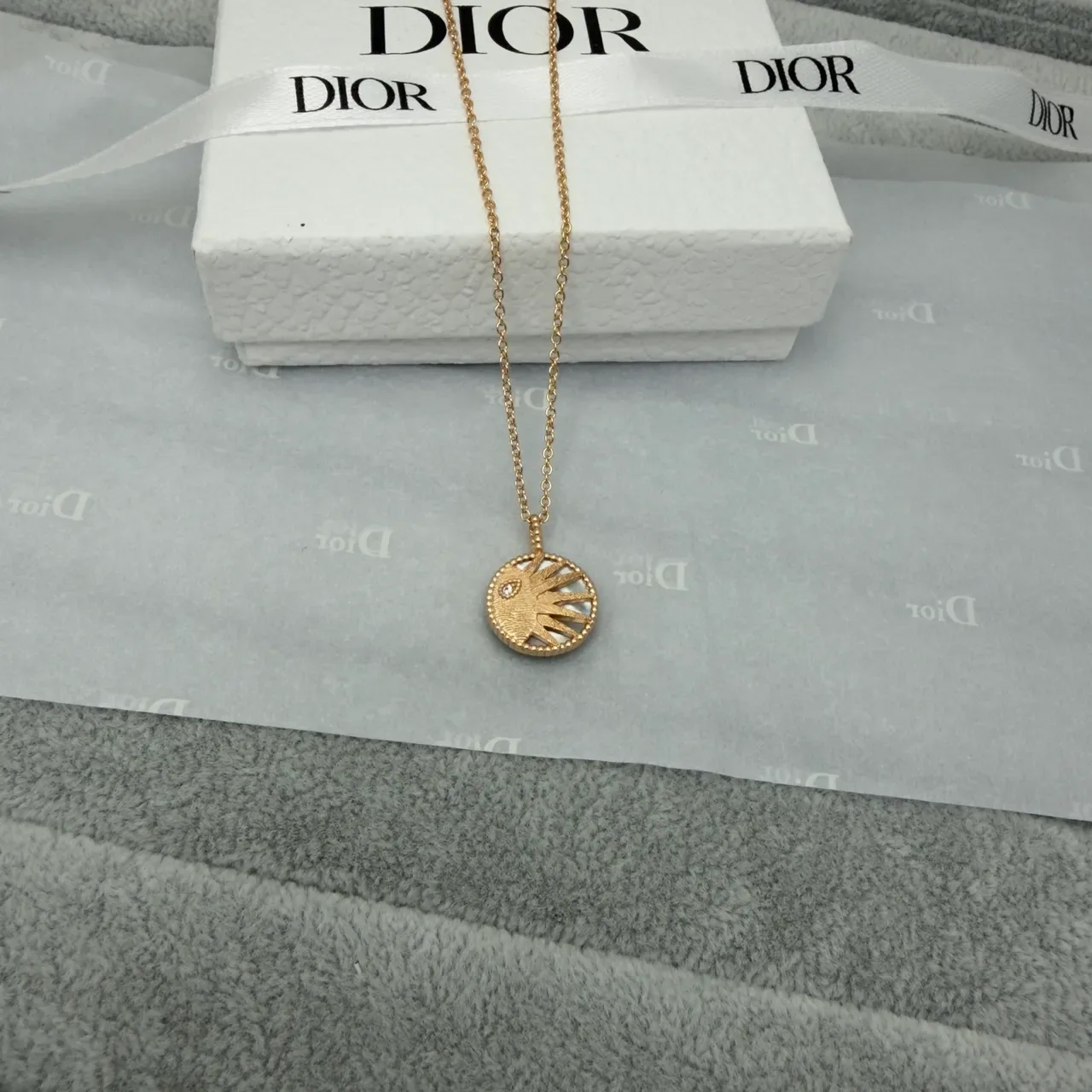 Dior Collier Or Argent Motif Soleil/Lune Circulaire Gravure Radiale Texturée 2
