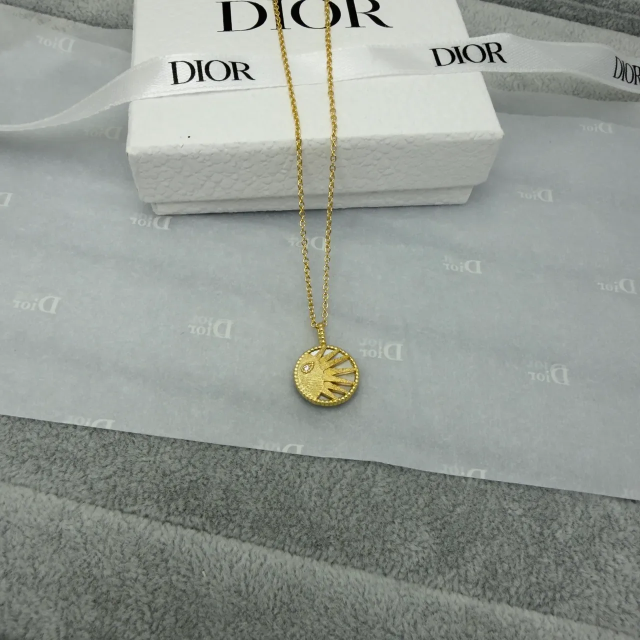 Dior Collier Or Argent Motif Soleil/Lune Circulaire Gravure Radiale Texturée 3