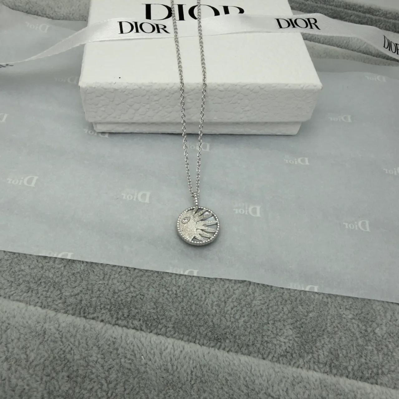 Dior Collier Or Argent Motif Soleil/Lune Circulaire Gravure Radiale Texturée 4