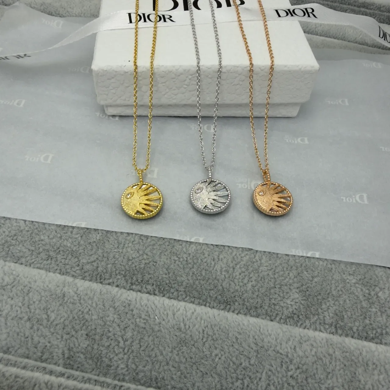 Dior Collier Or Argent Motif Soleil/Lune Circulaire Gravure Radiale Texturée 5
