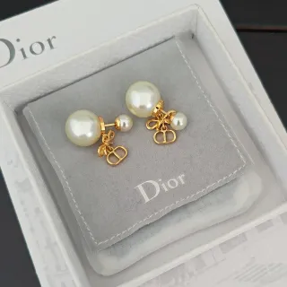Boucles d'oreilles Dior en métal doré et blanc avec double perle pendante