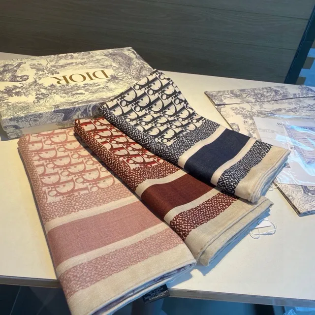 Dior Oblique Monogram Foulard en soie crème et navy 3