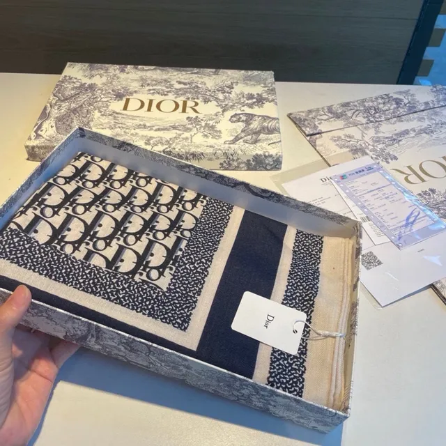 Dior Oblique Monogram Foulard en soie crème et navy 4