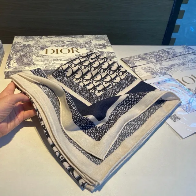 Dior Oblique Monogram Foulard en soie crème et navy 5