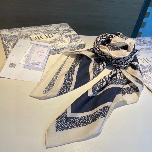 Dior Oblique Monogram Foulard en soie crème et navy 8