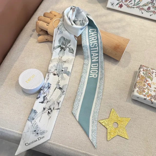 Dior foulard en soie blanche bleu étroit imprimé floral 2