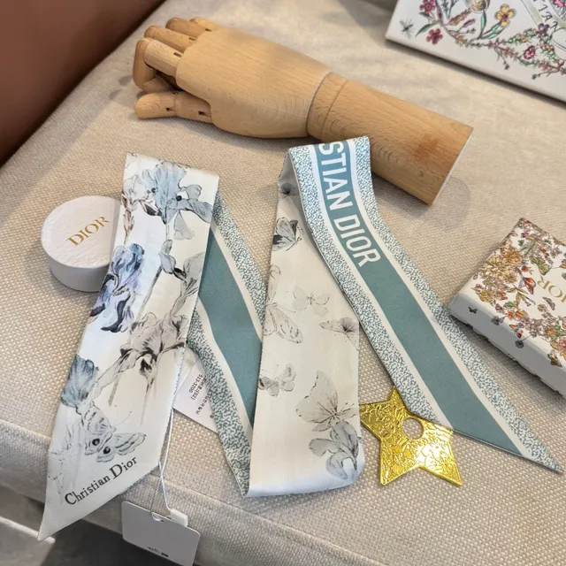 Dior foulard en soie blanche bleu étroit imprimé floral 3