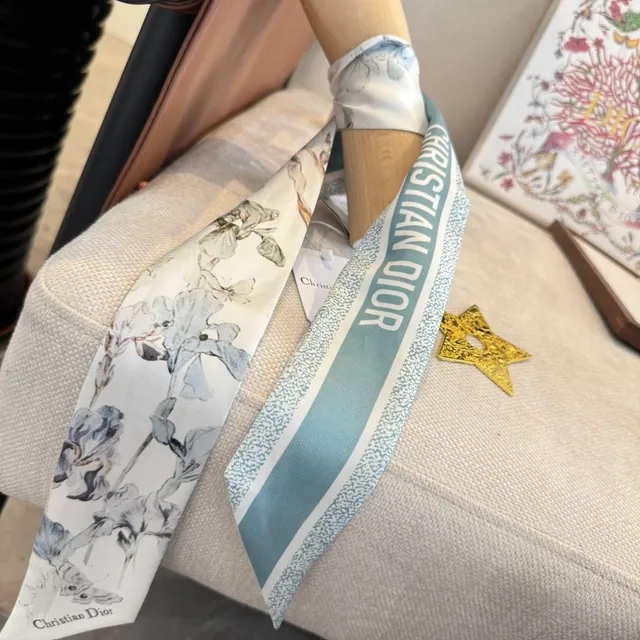 Dior foulard en soie blanche bleu étroit imprimé floral 4