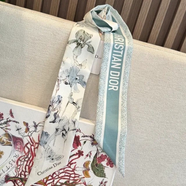 Dior foulard en soie blanche bleu étroit imprimé floral 6