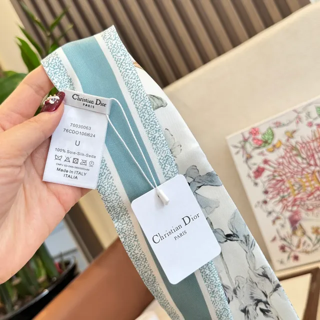 Dior foulard en soie blanche bleu étroit imprimé floral 7