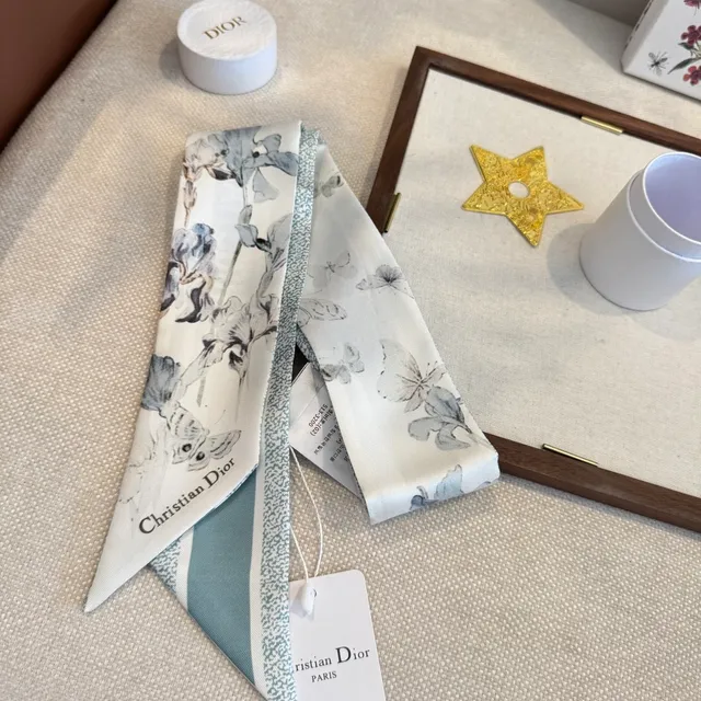 Dior foulard en soie blanche bleu étroit imprimé floral 8