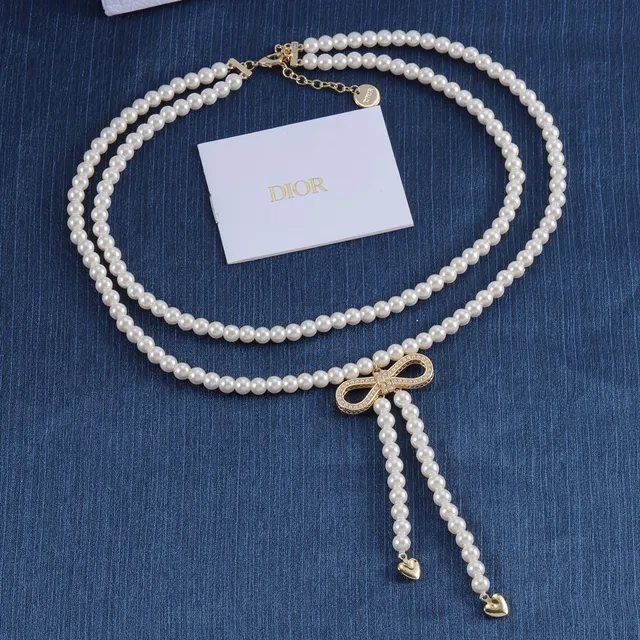 Dior Collier en or blanc à chaîne double de perles orné de cristaux en forme de nœud pendentif 2