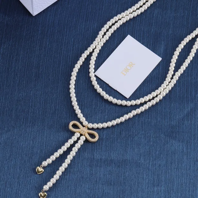 Dior Collier en or blanc à chaîne double de perles orné de cristaux en forme de nœud pendentif 3