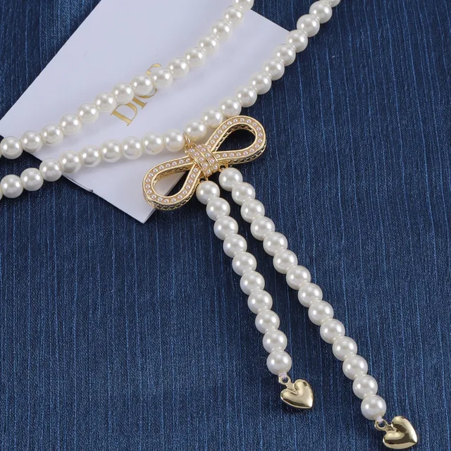 Dior Collier en or blanc à chaîne double de perles orné de cristaux en forme de nœud pendentif 4