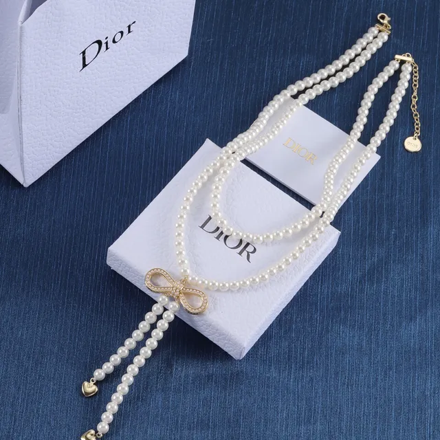 Dior Collier en or blanc à chaîne double de perles orné de cristaux en forme de nœud pendentif 5