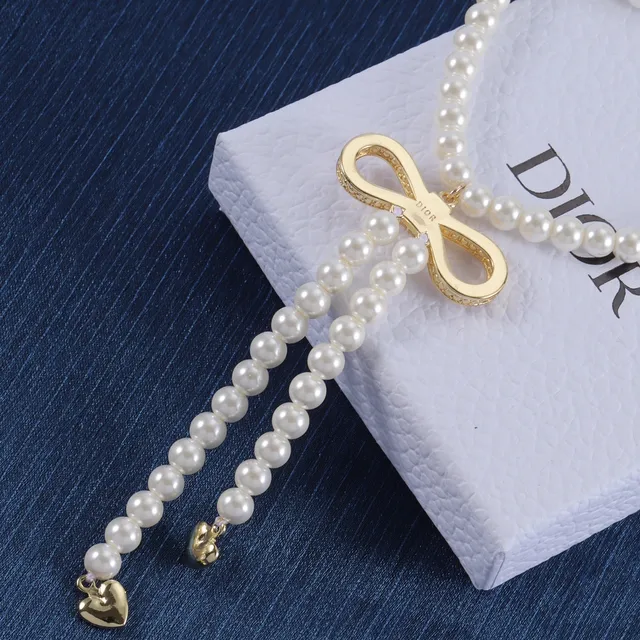 Dior Collier en or blanc à chaîne double de perles orné de cristaux en forme de nœud pendentif 6