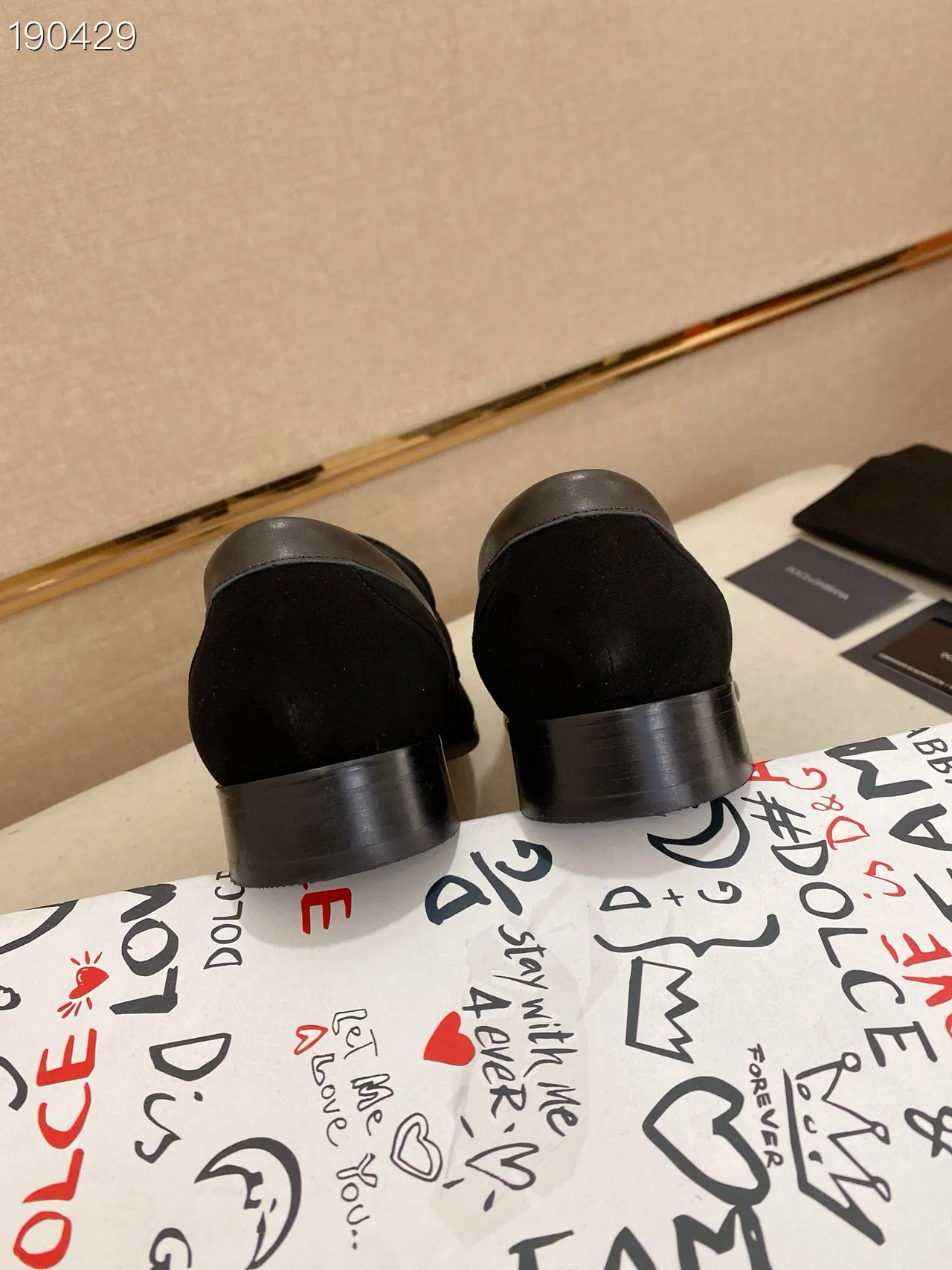 Dolce & Gabbana Mocassin de Daim Noir et Rouge avec Boucle Plaque Dorée 2