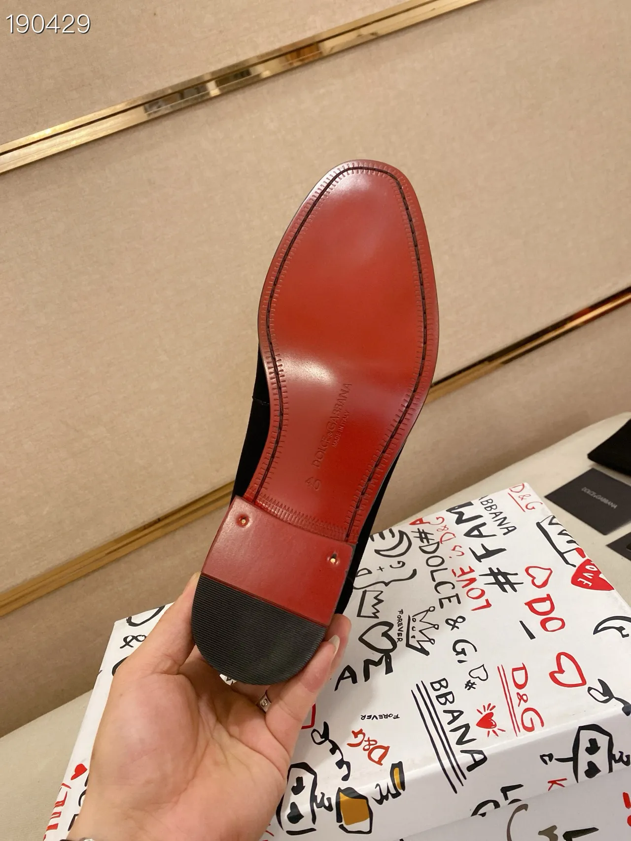 Dolce & Gabbana Mocassin de Daim Noir et Rouge avec Boucle Plaque Dorée 3