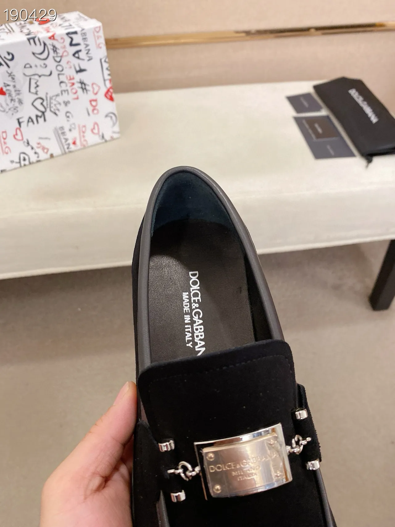 Dolce & Gabbana Mocassin de Daim Noir et Rouge avec Boucle Plaque Dorée 4