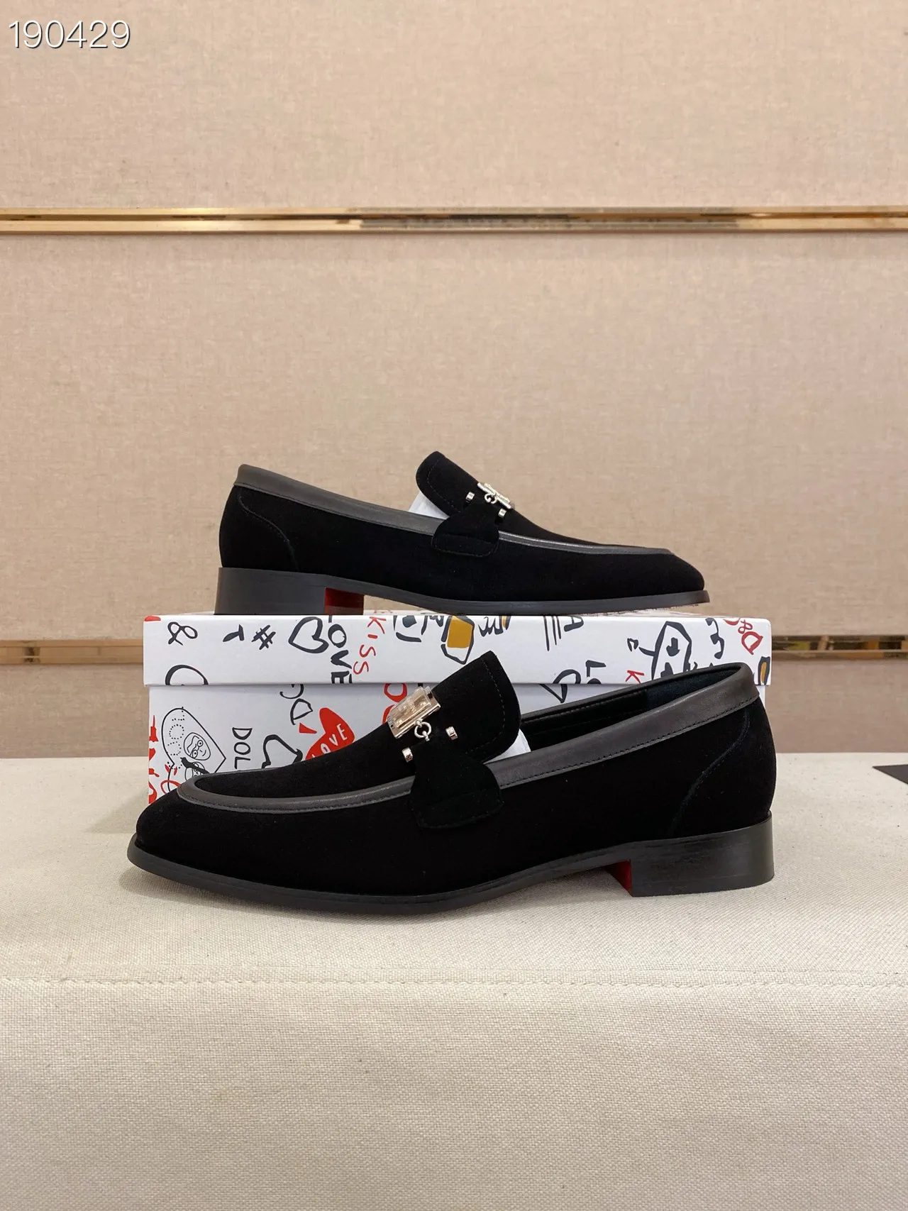 Dolce & Gabbana Mocassin de Daim Noir et Rouge avec Boucle Plaque Dorée 5