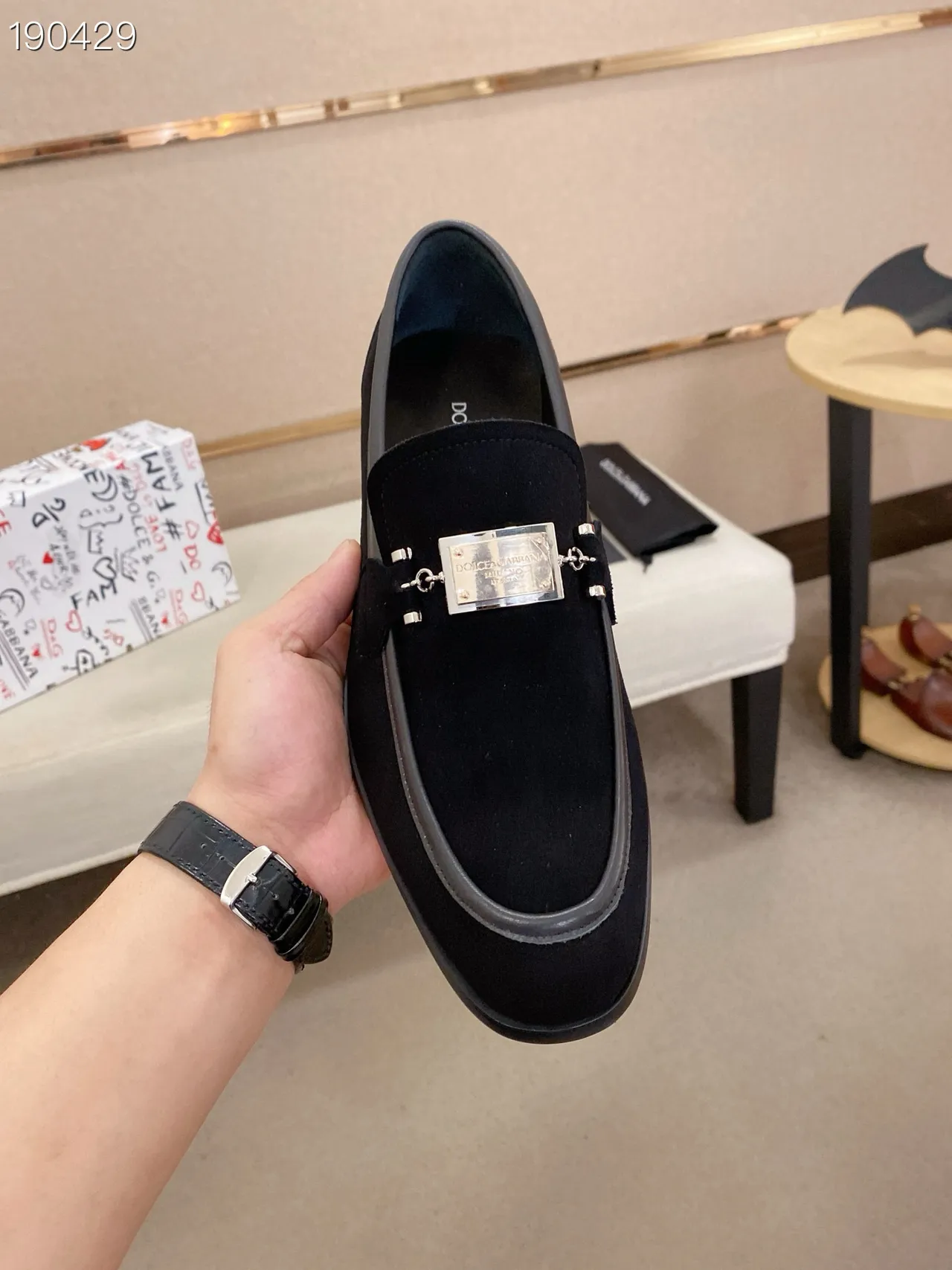 Dolce & Gabbana Mocassin de Daim Noir et Rouge avec Boucle Plaque Dorée 6