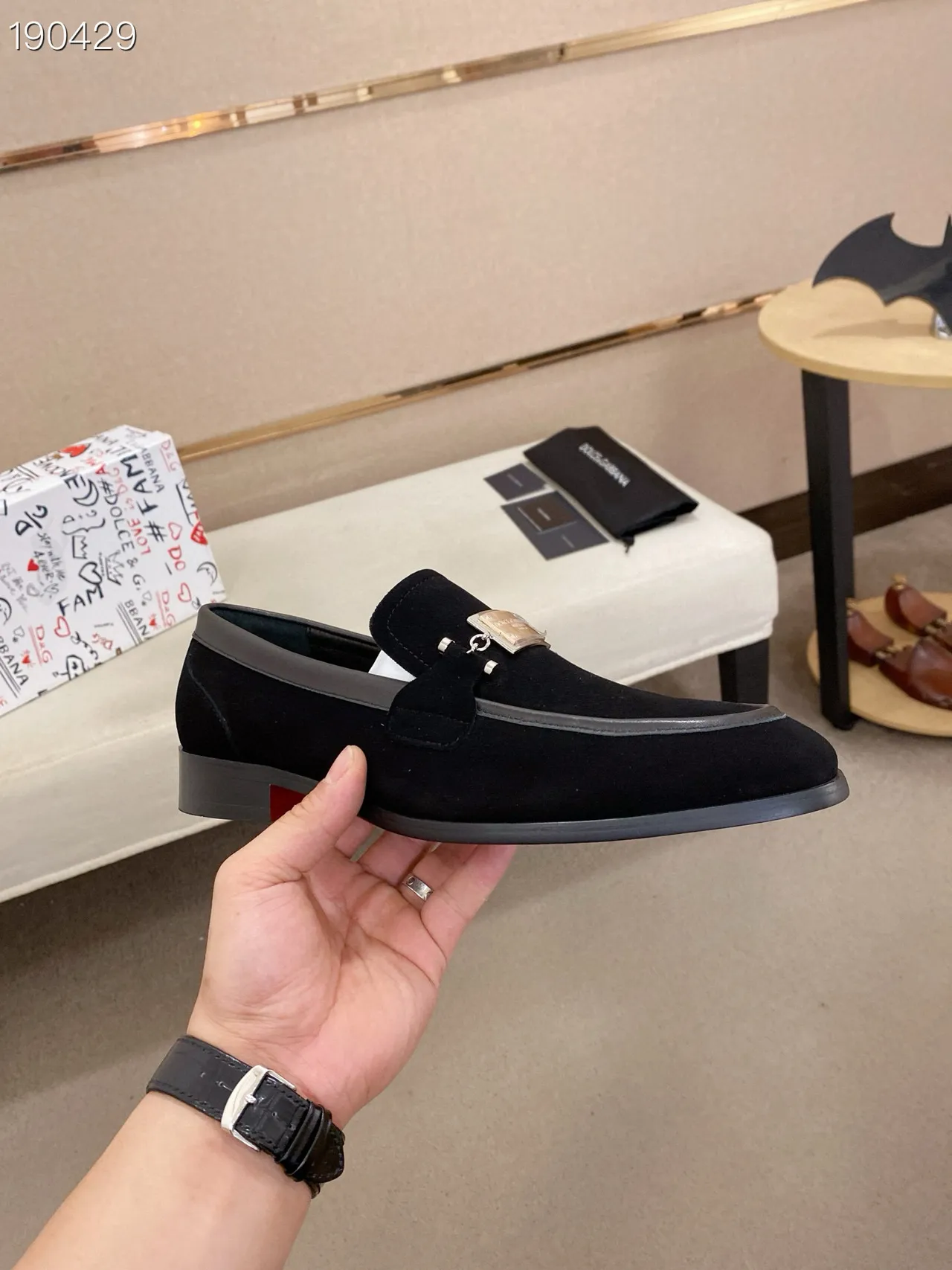 Dolce & Gabbana Mocassin de Daim Noir et Rouge avec Boucle Plaque Dorée 8