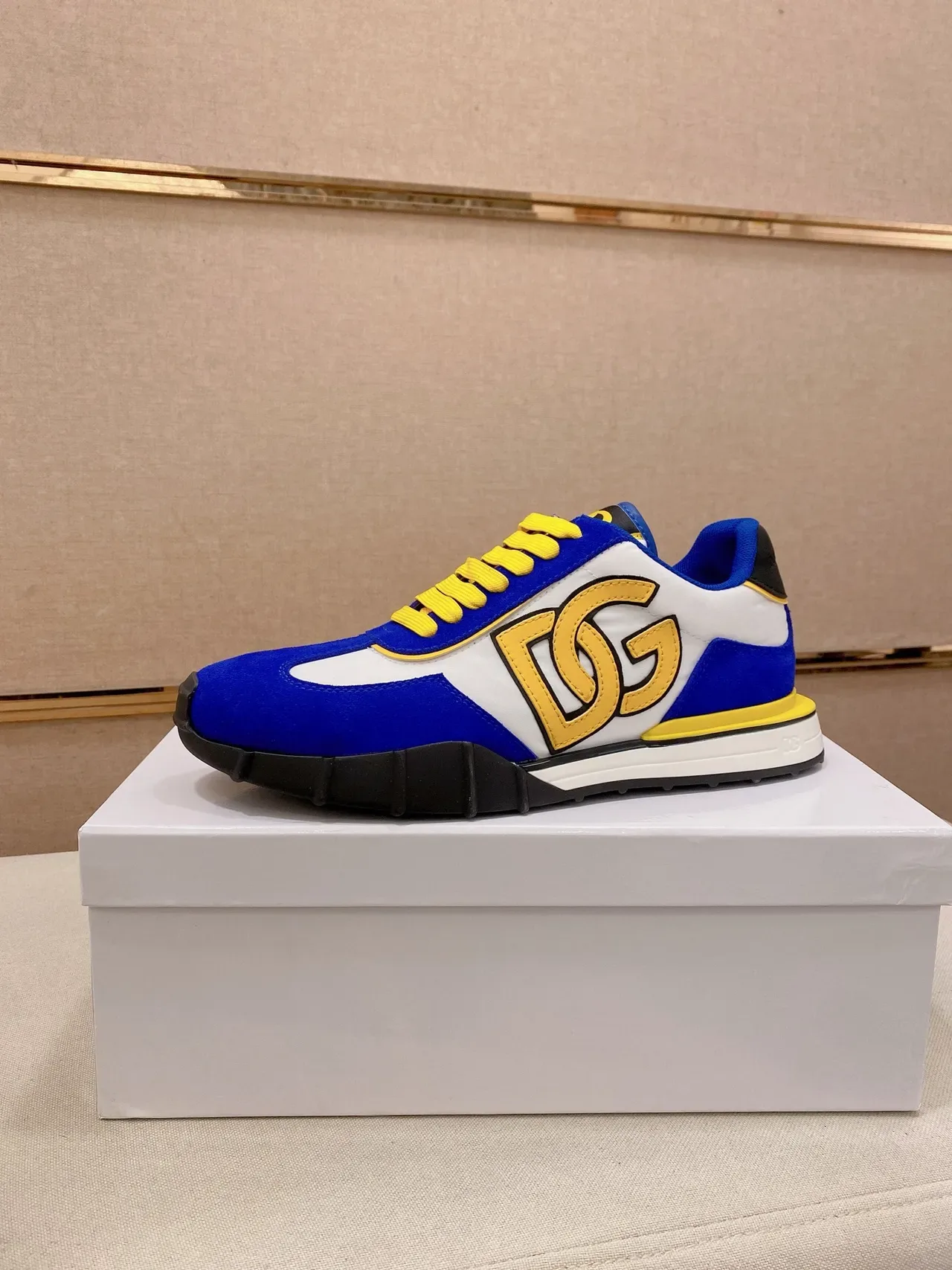 Dolce & Gabbana Sneakers Lifestyle de Daim et Cuir bloquées en bleu et jaune 1
