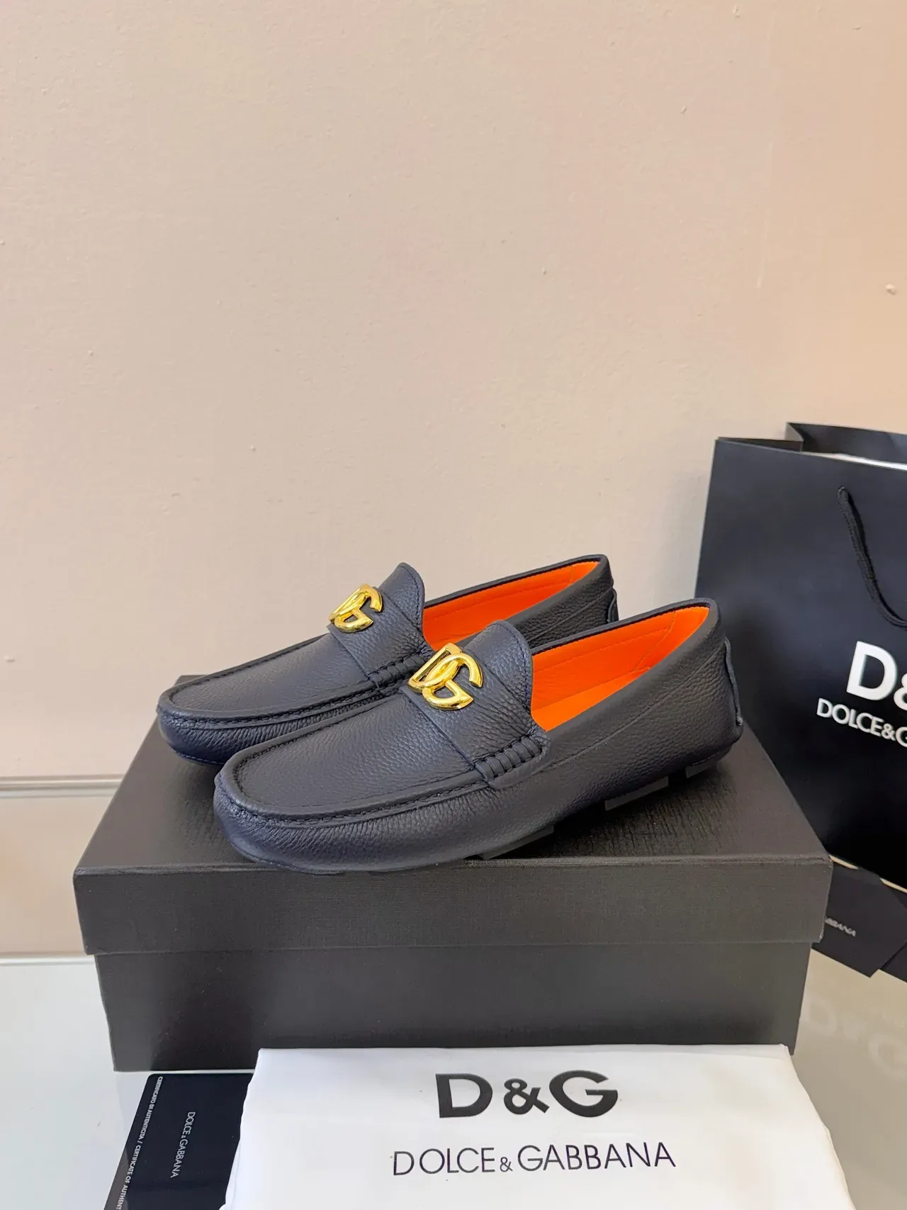 Mocassin Dolce & Gabbana Portofino Cuir Pebbled Navy Orange avec boucle dorée DG 2