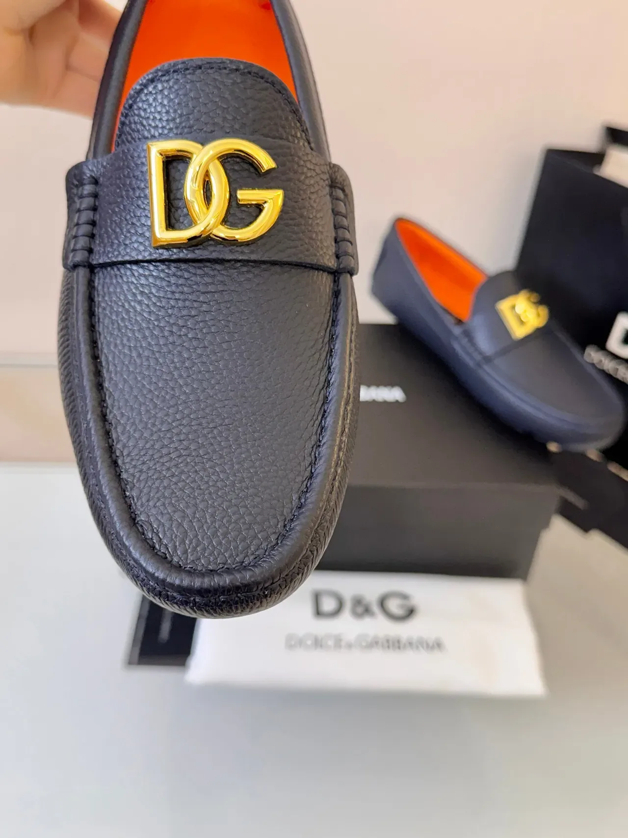 Mocassin Dolce & Gabbana Portofino Cuir Pebbled Navy Orange avec boucle dorée DG 3