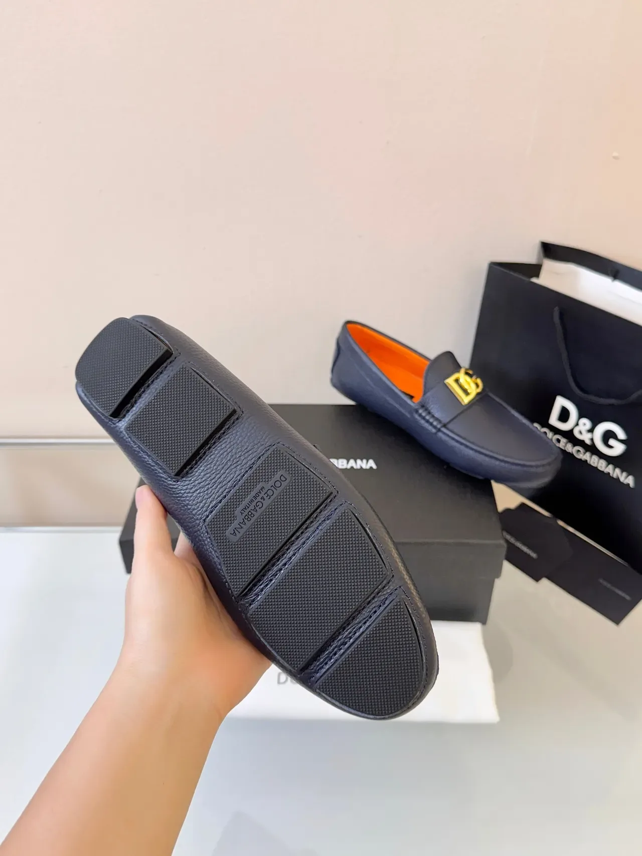 Mocassin Dolce & Gabbana Portofino Cuir Pebbled Navy Orange avec boucle dorée DG 5