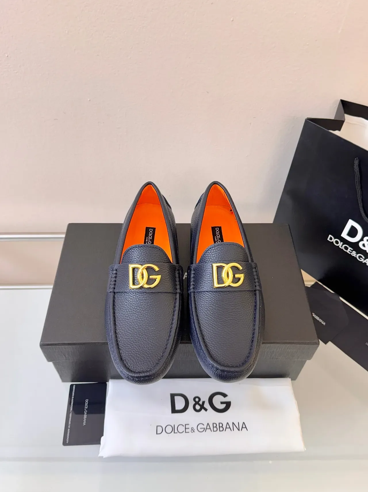 Mocassin Dolce & Gabbana Portofino Cuir Pebbled Navy Orange avec boucle dorée DG 6