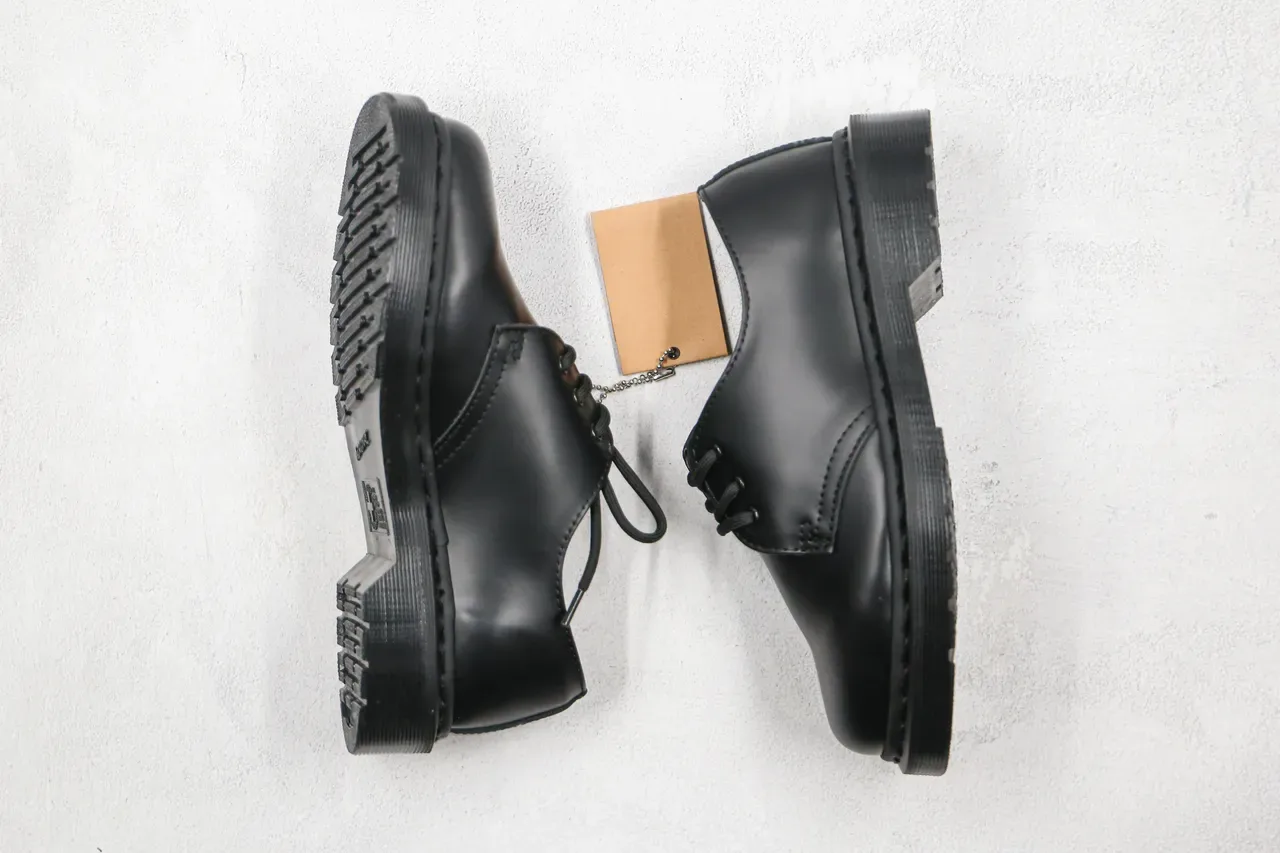 Dr. Martens 1461 Chaussures Oxford en Cuir Noir Lisse avec 3 Œillets et Lacets Fermés 7
